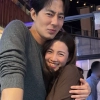 thumbnail - “합법적 바람” SNS 사진까지…男배우 아내, 조인성 품에 안겨 ‘활짝’