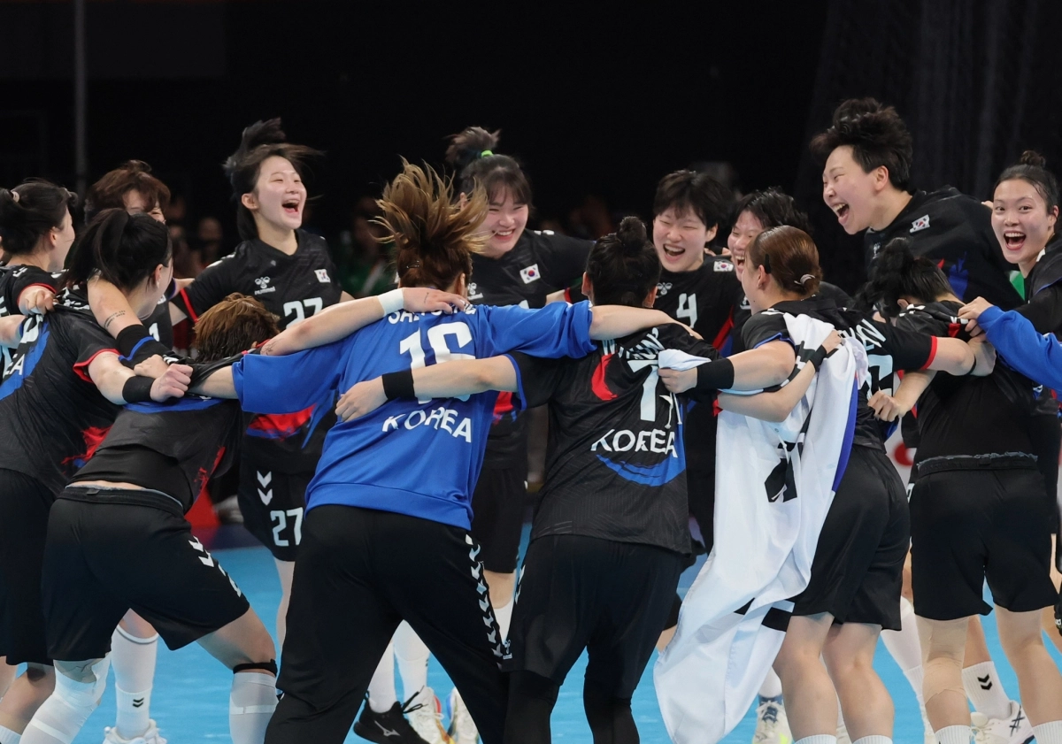27일 일본 아이치현 이나자와 엔트리오에서 열린 2026 아이치·나고야 아시안게임 여자 핸드볼 풀리그 최종전 대한민국과 일본의 경기. 승리를 거두며 금메달을 확정지은 대한민국 선수들이 기뻐하고 있다. 2026.9.27 이나자와[일본]=연합뉴스