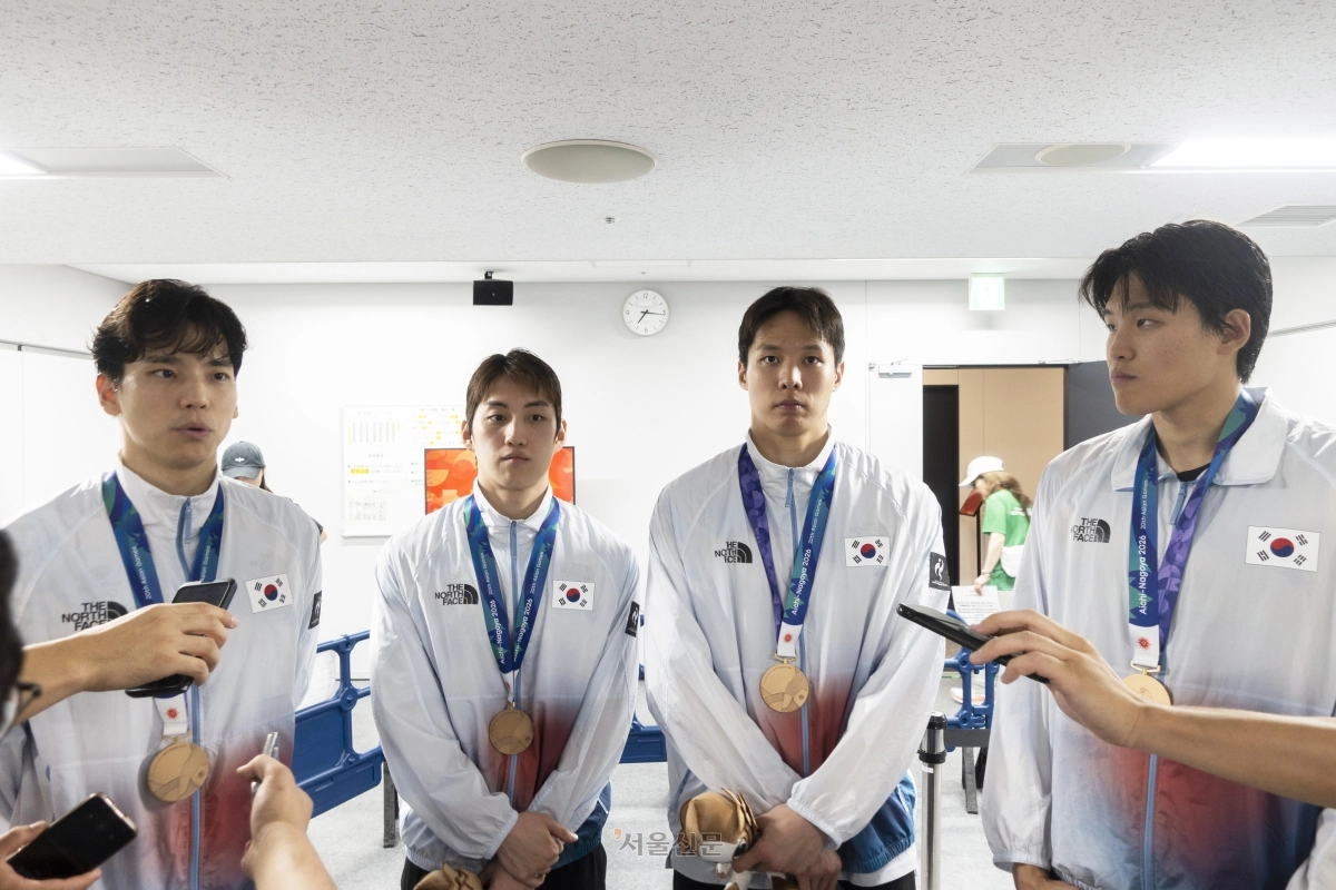 수영 국가대표 이주호(왼쪽부터), 최동열,양재훈, 김영범이 지난 22일 일본 도쿄 아쿠아틱스센터에서 열린 2026 아이치·나고야 아시안게임 수영 남자 혼계영 400m 경기를 3위로 마친 뒤 아쉬움을 토로하고 있다. 도쿄 류재민 기자