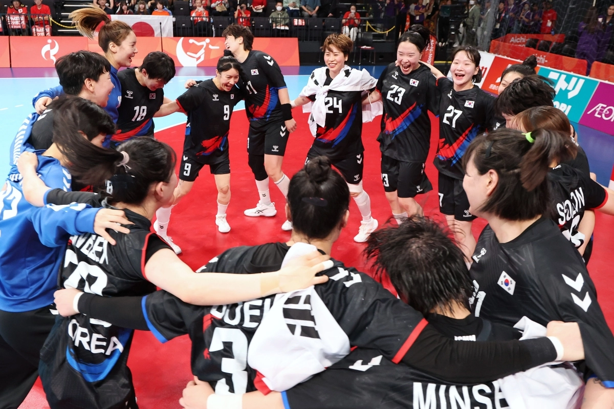 한국 여자 핸드볼 대표팀이 27일 일본 아이치현 이나자와 엔트리오에서 열린 2026 아이치·나고야 아시안게임 풀리그 최종 6차전에서 일본을 꺾고 이번 대회 6전 전승으로 우승한 뒤 어깨동무하며 기뻐하고 있다. 이나자와 뉴시스