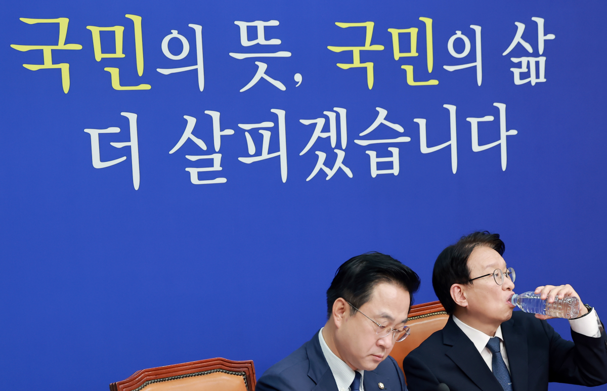 더불어민주당 권칠승(오른쪽) 정책위의장이 추석 연휴 마지막 날인 27일 서울 여의도 국회에서 ‘추석 민심 기자 간담회’를 준비하며 물을 마시고 있다. 왼쪽은 박성준 민주당 수석대변인. 연합뉴스
