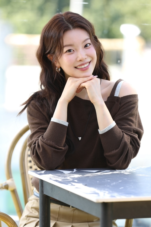 뮤지컬 ‘헬스키친’에서 반항기 가득한 열여덟 살 앨리를 연기하는 김수하는 “오히려 엄마와 선생님 라이자 제인(의 심경)이 이해되는 나이가 됐다”면서 “연출가에게서 그들을 너무 이해하지 말라는 주문도 들었다”며 웃었다. PL엔터테인먼트 제공