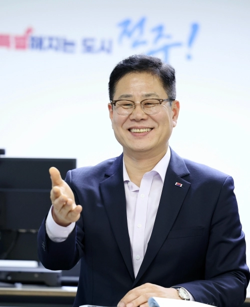조지훈 전북 전주시장이 27일 서울신문과의 인터뷰에서 피지컬 AI 산업 생태계 조성 청사진을 설명하고 있다. 전주시 제공