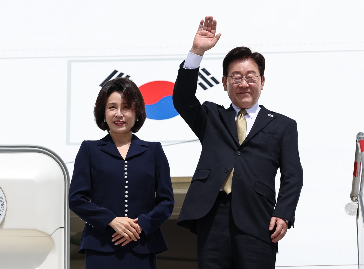 멕시코 국빈방문 일정을 마친 이재명 대통령과 김혜경 여사가 26일(현지시간) 멕시코 펠리페 앙헬레스 국제공항에서 환송객들에게 인사하고 있다. 2026.9.27 뉴스1