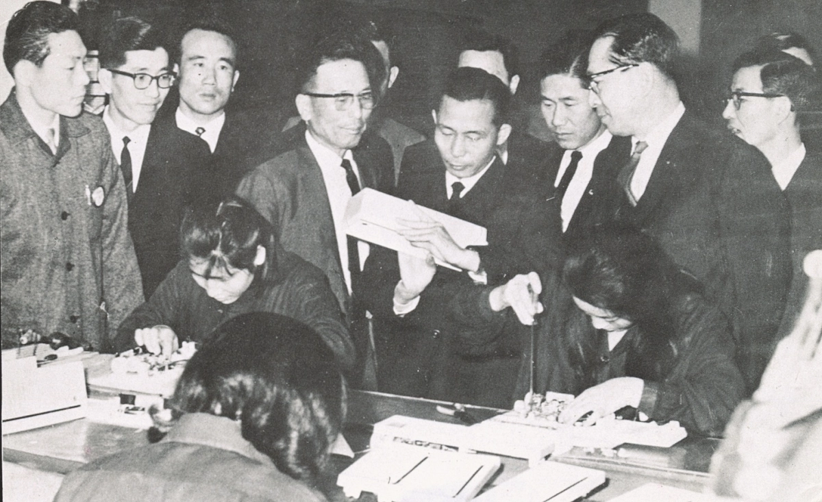1961년 9월 LG그룹의 창업주인 연암 구인회(가운데 왼쪽) 회장이 부산 연지동 금성사 공장에서 박정희(가운데) 대통령과 국내 최초로 생산된 국산 라디오를 살펴보고 있다. LG제공