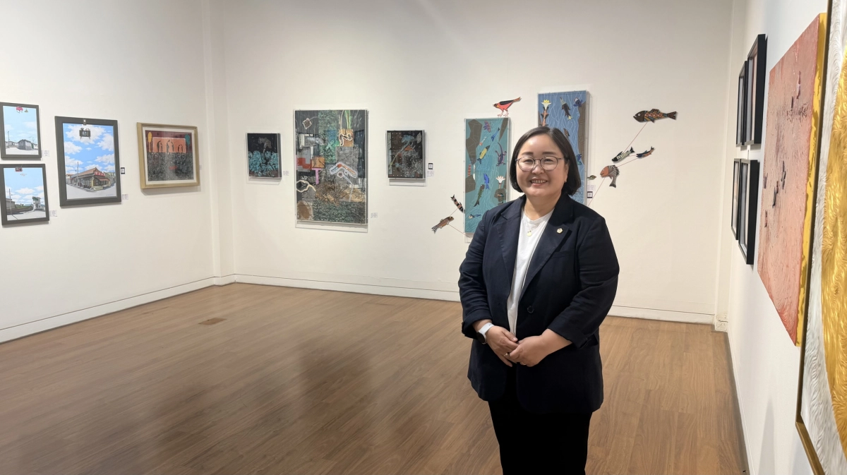 ▲오현정 의원이 지난 23일 서울 인사동 인사아트센터에서 열린 화성시 지역 작가 전시 지원 현장을 찾아 전시 공간을 둘러보고 있다. (사진=경기도의회)