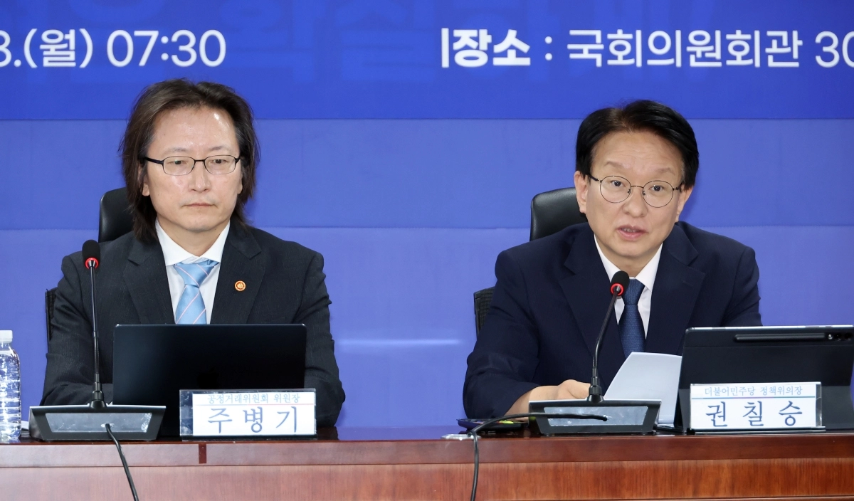 더불어민주당 권칠승 정책위의장이 28일 국회 의원회관에서 열린 반복담합 근절을 위한 입법 추진 당정협의회에서 발언하고 있다. 왼쪽은 주병기 공정거래위원장. 2026.9.28 연합뉴스