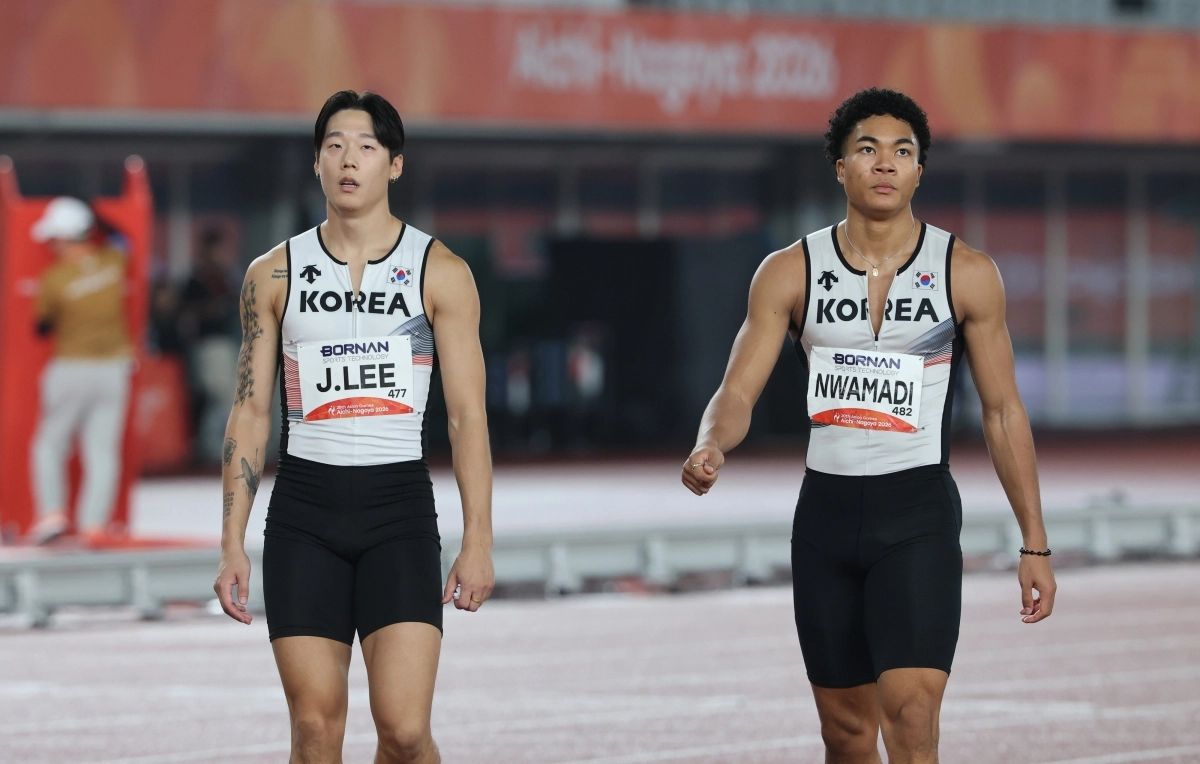 육상 국가대표 나마디 조엘 진(오른쪽)과 이재성이 27일 일본 아이치현 나고야 미즈호 공원 육상경기장에서 열린 2026 아이치·나고야아시안게임 육상 남자 400m 계주 예선을 마치고 걸어가고 있다. 2026.9.27 나고야 연합뉴스