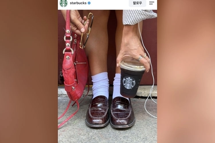 스타벅스는 공식 인스타그램에 아이스커피를 든 사진과 함께 ‘이렇게 면접에 등장하기’라는 취지의 문구를 올리며 논쟁을 유쾌하게 받아쳤다.