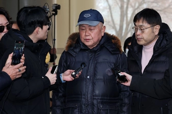 김건희 여사에 대한 이른바 ‘쥴리 의혹’을 제기한 안해욱(가운데) 전 한국초등학교태권도연맹 회장이 서울 서초구 서울중앙지법에서 열린 구속 전 피의자 심문(영장실질심사)에 참석하기 전 취재진의 질문에 답하고 있다. 2024.2.1 뉴시스 자료사진