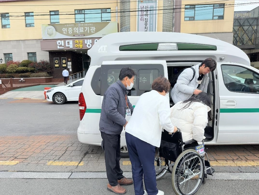 순천시보건소에서 파견된 구급차와 의료진이 산모의 안전한 이송을 돕고 있다.