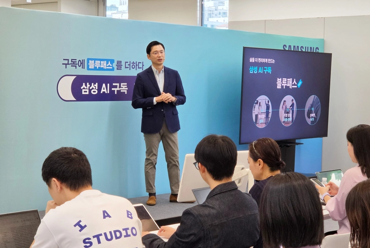임성택  삼성전자 한국총괄 부사장이 28일 삼성스토어 청담점에서 진행된 ‘삼성 AI 구독’ 미디어 브리핑에서 서비스 혁신으로 새롭게 도약하는 ‘삼성 AI 구독’의 새 시대를 선언하고 있다. 삼성전자 제공