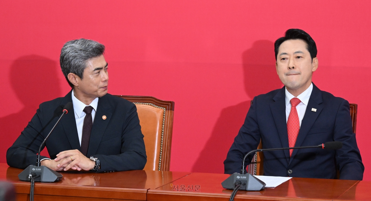장동혁 국민의힘 대표가 28일 국회에서 강신철 신임 국방부 장관을 접견하고 있다. 2026.9.28 안주영 전문기자