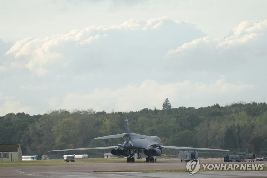 27일 영국 공군 페어퍼드 기지 근처에서 폭탄공격 모의 의심 사건이 적발됐다. 사진은 기지에 계류중인 미군 폭격기 모습. AP 연합뉴스