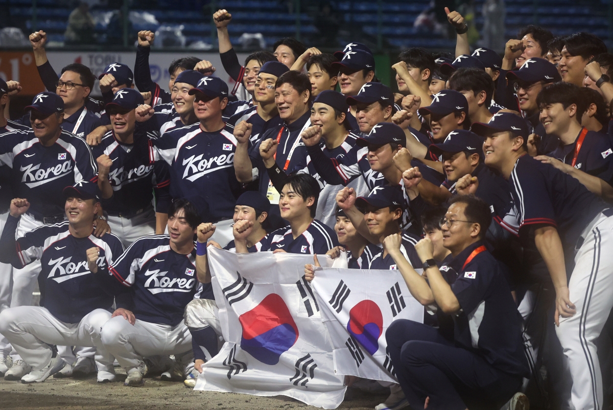 27일 일본 아이치현 도요하시 시민구장에서 열린 2026 아이치·나고야 아시안게임 결승에서 일본을 꺾고 금메달을 획득한 한국 선수들이 기념촬영을 하고 있다.     도요하시 연합뉴스