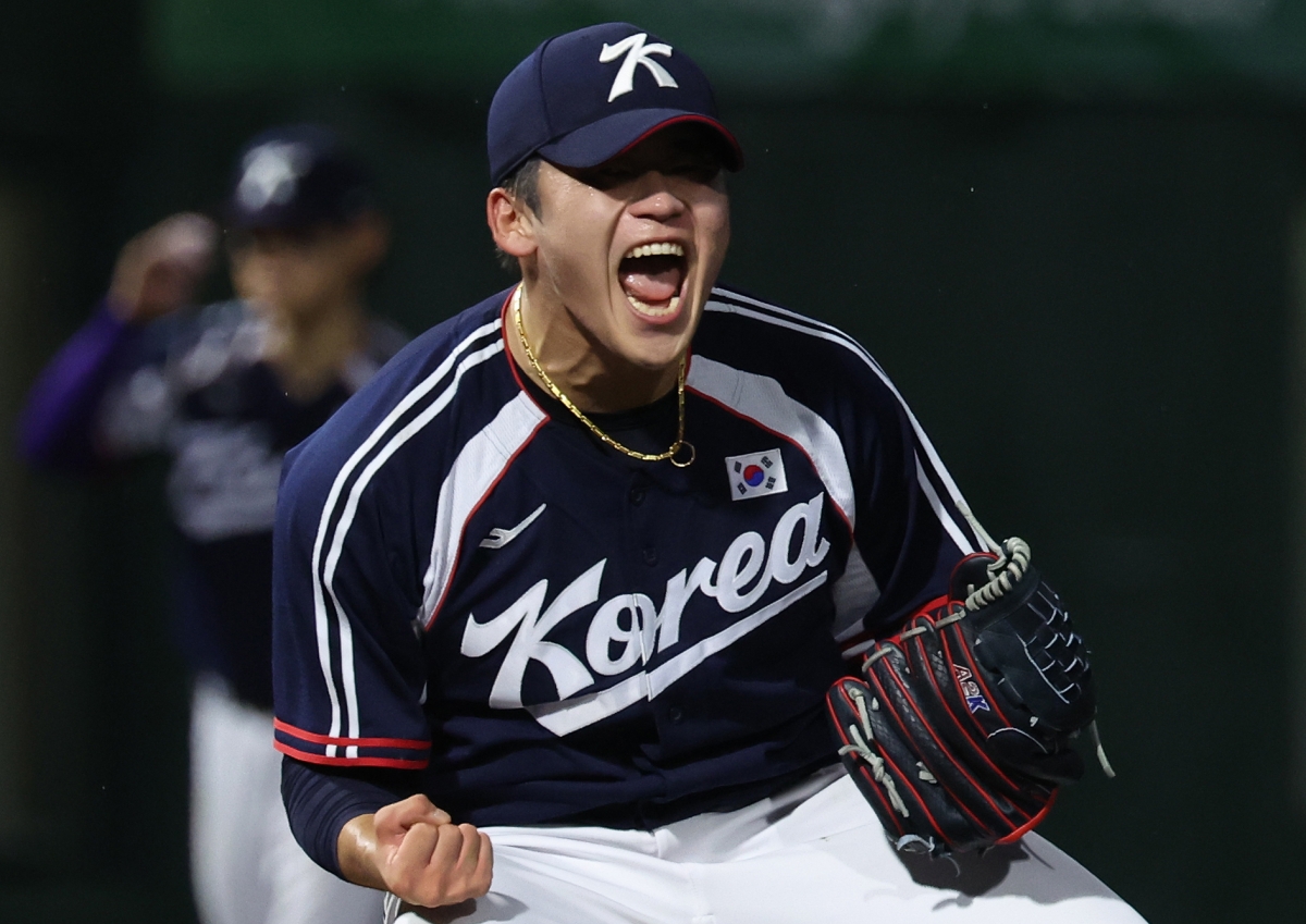 27일 일본 아이치현 도요하시 시민구장에서 열린 2026 아이치·나고야 아시안게임 결승전에서 한국의 마무리 박영현이 마지막 아웃카운트를 잡아낸 뒤 포효하고 있다.   도요하시 연합뉴스