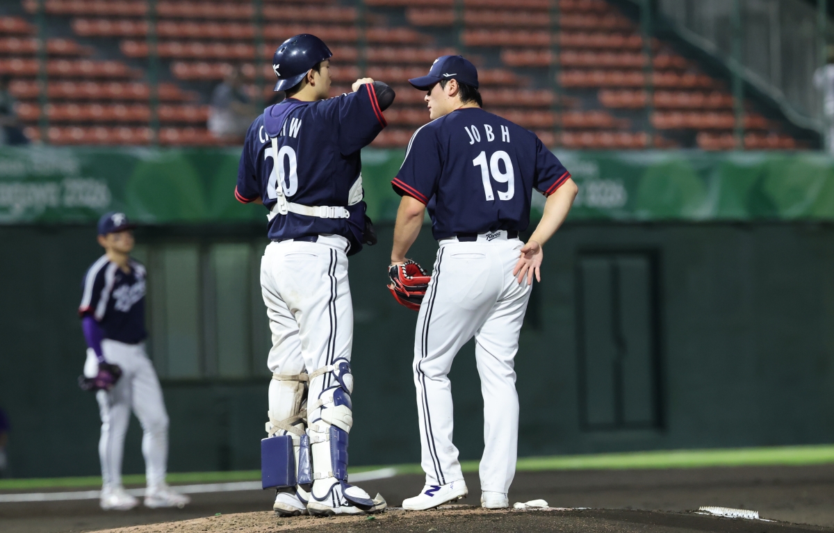25일 일본 아이치현 도요하시 시민구장에서 열린 2026 아이치·나고야 아시안게임 야구 슈퍼라운드 한국과 일본의 경기. 6회말 1사 1루 한국 조병현이 일본 와다 게이타에게 볼넷을 허용하자 포수 조형우가 마운드로 올라가 조병현을 다독이고 있다.     도요하시 연합뉴스