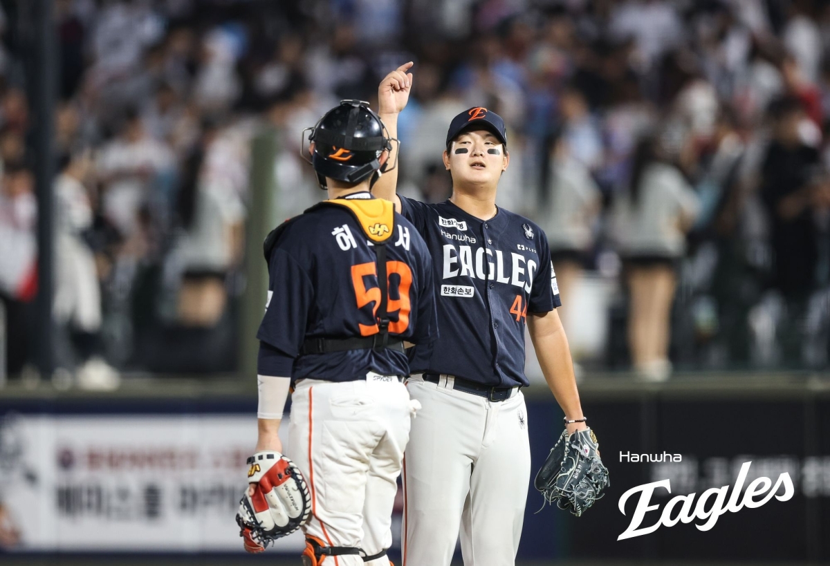 한화 김서현과 허인서 배터리가 27일 롯데와의 방문경기에서 승리를 확정지으며 11연패에서 벗어난 뒤 승리의 세리머니를 펼치고 있다.    한화 이글스 제공
