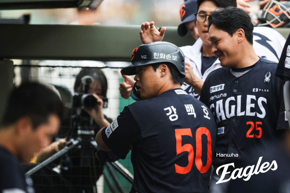 한화 강백호가 27일 롯데전에서 동료들의 환영을 받으며 더그아웃으로 들어서고 있다. 강백호는 이날 3타수 2안타 2타점으로 타선을 이끌며 팀의 11연패 탈출에 힘을 보탰다.        한화 이글스 제공