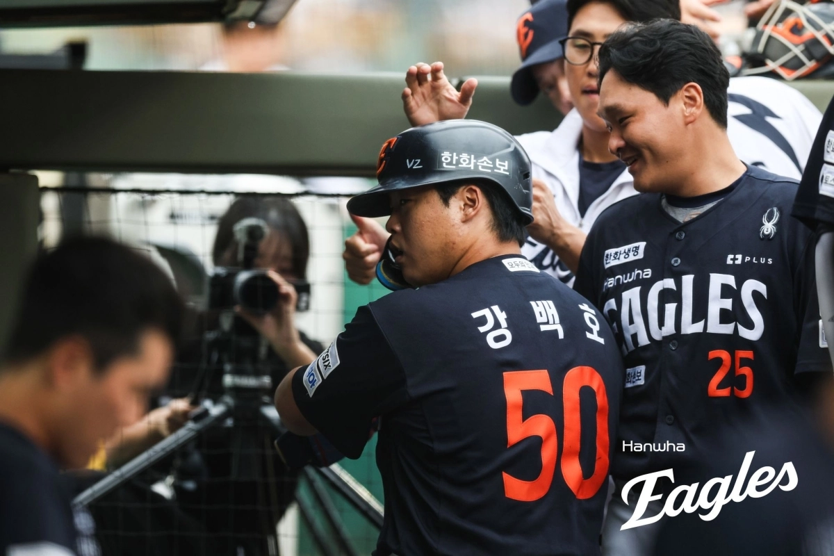 한화 강백호가 27일 롯데전에서 동료들의 환영을 받으며 더그아웃으로 들어서고 있다. 강백호는 이날 3타수 2안타 2타점으로 타선을 이끌며 팀의 11연패 탈출에 힘을 보탰다.        한화 이글스 제공