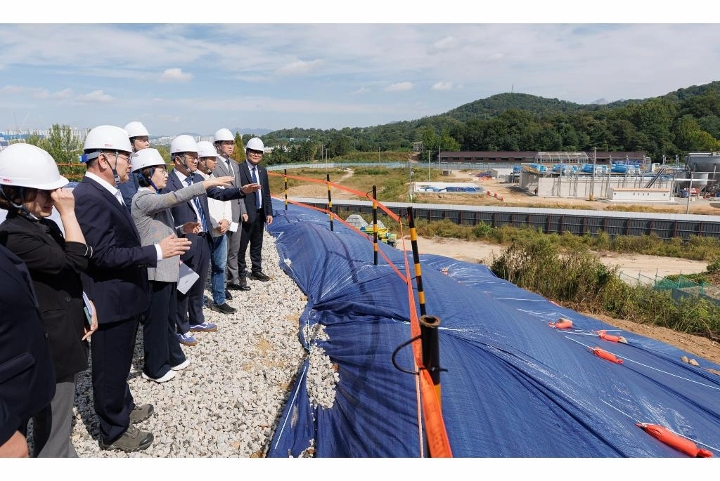 추미애 경기도지시가 28일 내년 12월 첫 입주를 앞둔 고양 창릉 공공주택지구를 찾아 주택 건설과 교통 대책, 군부대 이전·토양정화 등 주요 현안을 점검했다. 경기도 제공