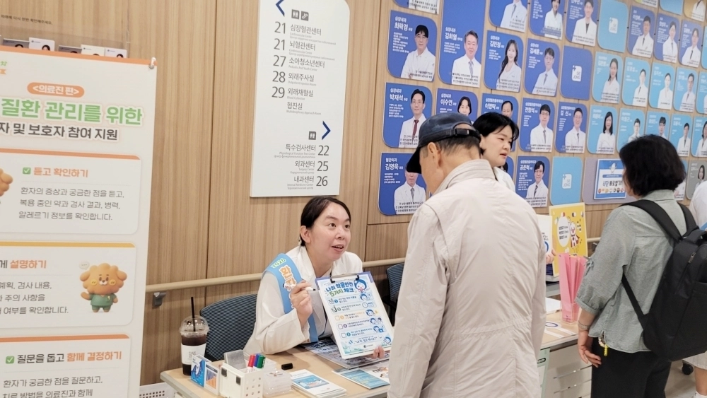 인천세종병원 약제팀에서 외래환자를 대상으로 올바른 복약과 약물안전의 중요성을 안내하고 있다.