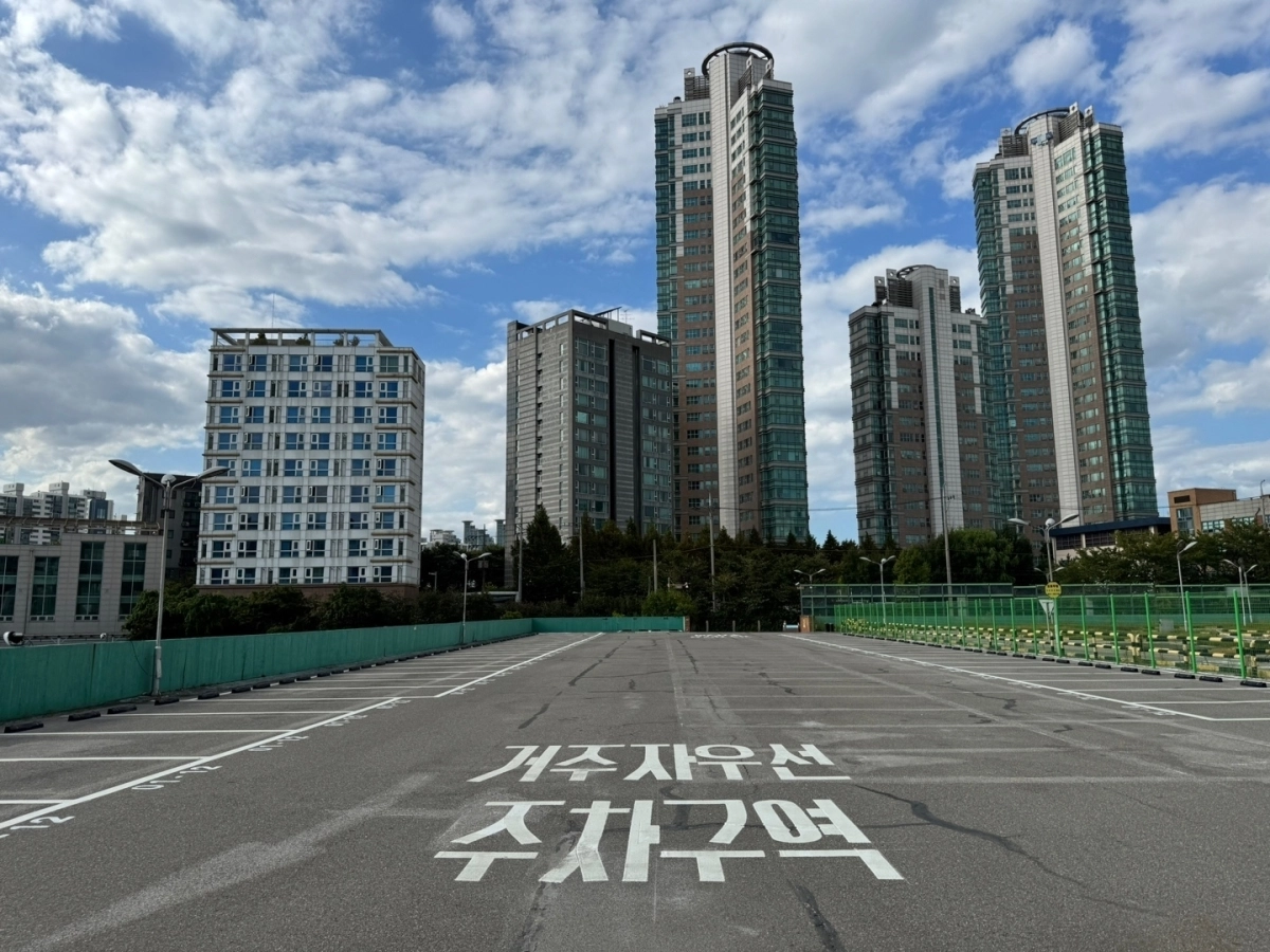서울 구로구 신도림 자동차운전학원 유휴부지에 조성된 임시 거주자우선주차장 모습.  구로구 제공