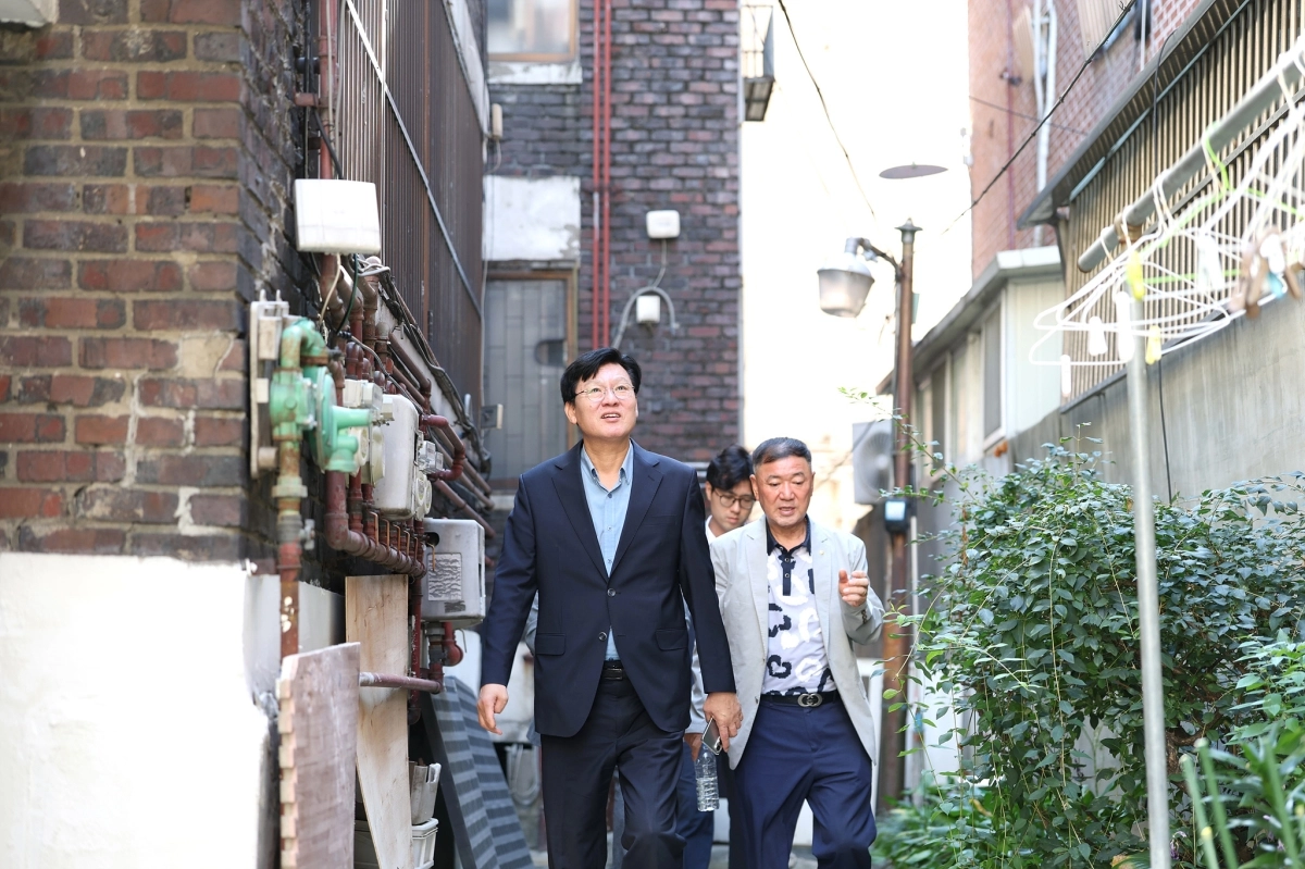 박운기 서울 서대문구청장이 지난 15일 남가좌1동에서 열린 ‘기운팍팍! 서대문 주민 전성시대’에서 주민이 문제를 제기한 낙후 건물을 찾아 현장을 점검하고 있다.  서대문구 제공