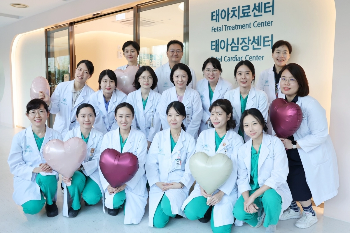 서울아산병원은 태아 심장질환을 전담으로 진료하는 태아심장센터를 9월 23일 개소했다. 사진은 이미영 태아심장센터소장, 원혜성 태아치료센터소장(뒷줄 왼쪽 첫 번째, 세번째)을 비롯한 의료진이 태아심장센터 개소를 기념하며 사진 촬영을 하고 있는 모습.