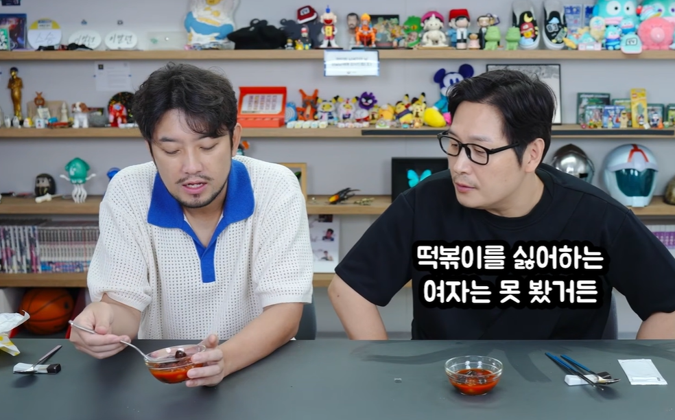 유명 웹툰 작가 겸 인터넷 방송인 침착맨(왼쪽)이 최근 김풍(오른쪽)과 함께한 자신의 방송 도중 ‘썩을 년 맛’이라는 표현을 사용해 일부 온라인 여초 커뮤니티를 중심으로 ‘여혐 표현’을 썼다는 비판을 받고 있다. 유튜브 채널 ‘침착맨’ 캡처