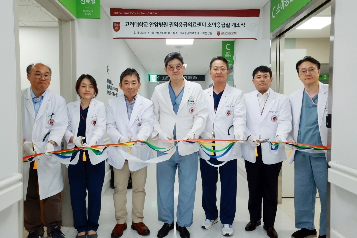 한갑수 응급의학과장, 김수진 권역응급의료센터장, 이영준 소아청소년과장, 한승범 병원장, 이성우 진료부원장, 김성하 응급의학과 교수, 강석호 기획실장(왼쪽부터)