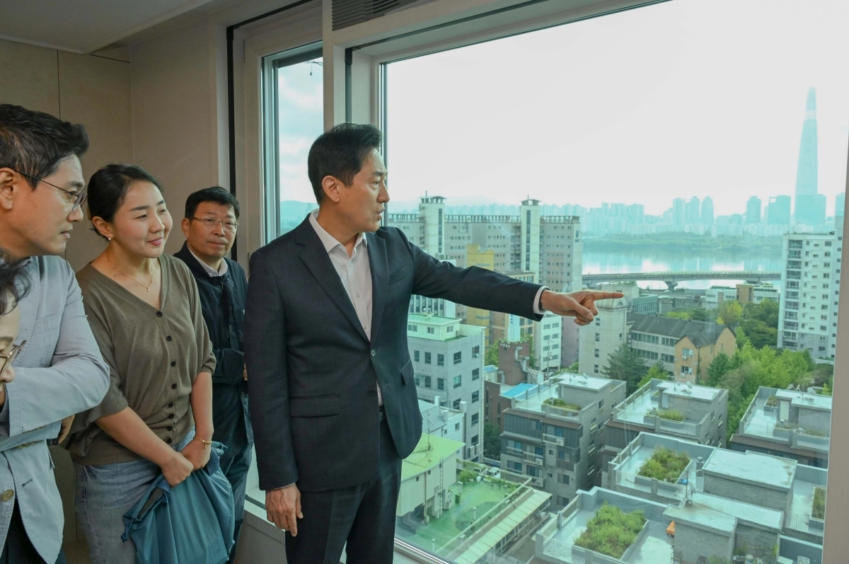 오세훈(오른쪽) 서울시장이 28일 모아주택 1호 사업지인 서울 광진구 강변역 센트럴아이파크를 방문해 입주 예정자와 단위세대를 둘러보고 있다. 왼쪽부터 오신환 국민의힘 광진을 당협위원장, 입주 예정자, 김경호 광진구청장, 오 시장.