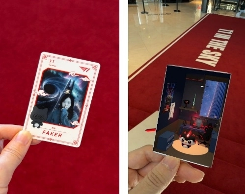 △ 휴대전화로 포토카드를 비추면 카드 속 ‘나만의 T1 AR ROOM’을 3D AR로 감상할 수 있다.
