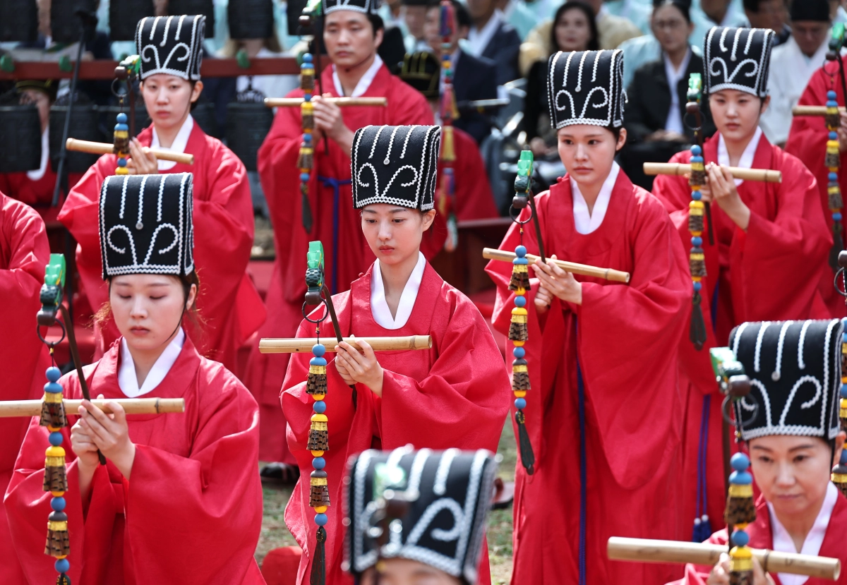 28일 서울 종로구 성균관 대성전에서 열린 추기 석전대제에서 성균관대학교 유가예술문화콘텐츠연구소 팔일무단이 일무를 추고 있다. 연합뉴스