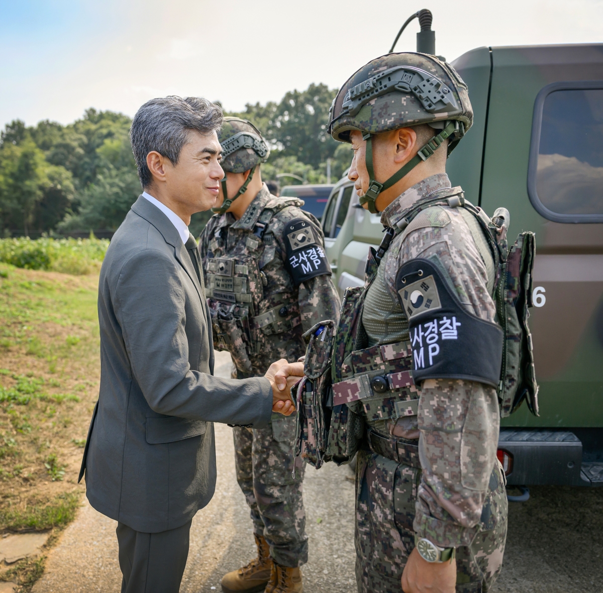 육군 장병 격려하는 강신철 국방부 장관
