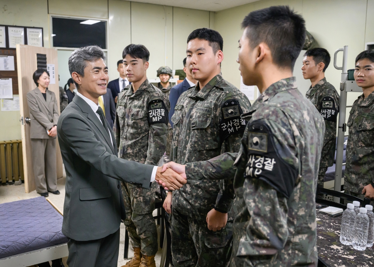 전방 부대 방문한 국방장관