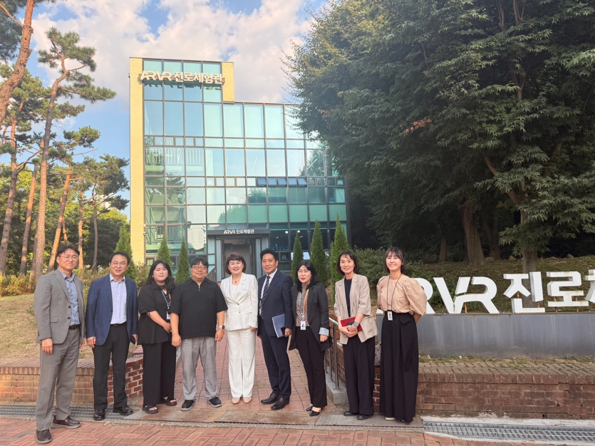 ▲최미금 이 안산 상록청소년수련관 AR·VR 진로체험관 건물 앞에서 현장 관계자들과 점검 일정을 마치고 기념촬영을 하고 있다. (사진=경기도의회)