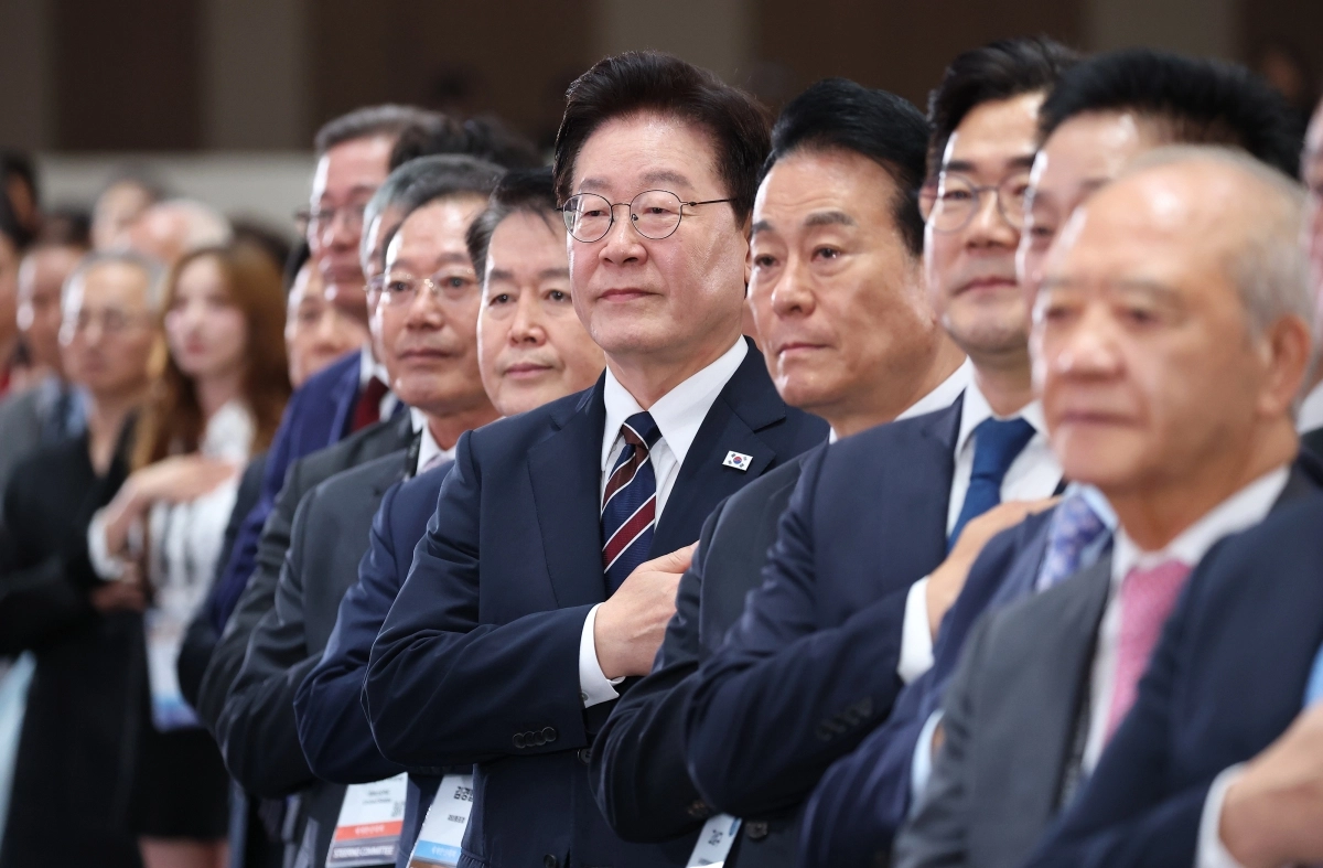 이재명 대통령이 28일 인천 송도에서 열린 제20회 세계한인의 날 기념식에서 국민의례를 하고 있다. 2026.9.28 연합뉴스