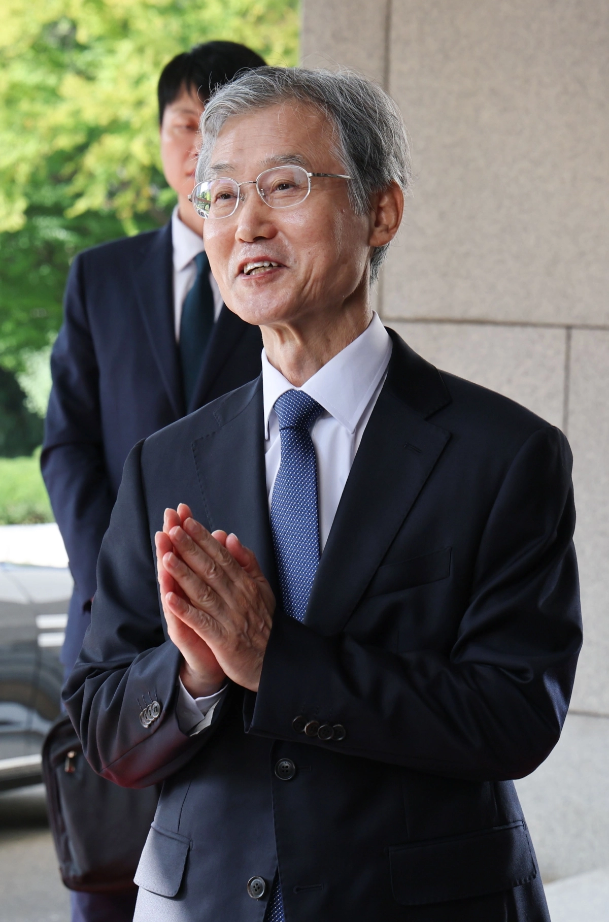 조희대 대법원장이 28일 서울 서초구 대법원 출근길에 취재진 질문에 답하는 모습. 연합뉴스