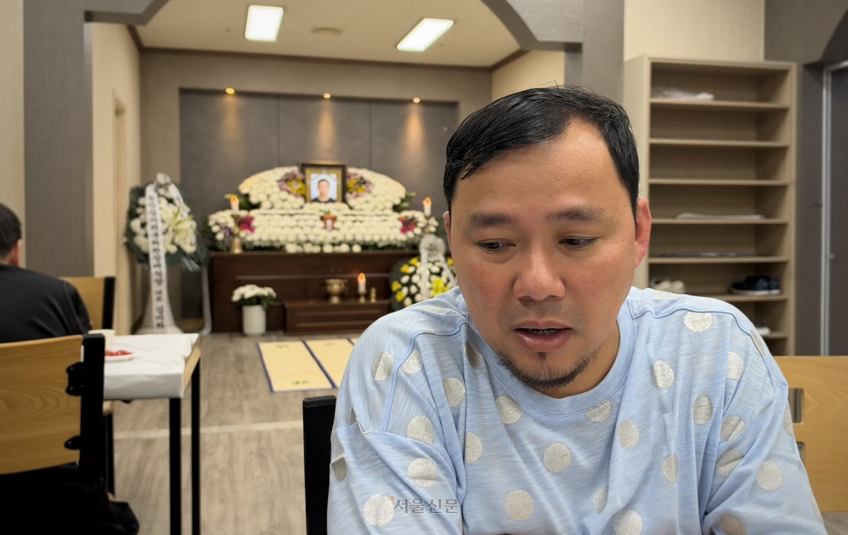 충남 천안시 대원산업 화재·폭발로 숨진 필리핀 이주노동자 조이 칸토의 남동생 렉시발 칸토가 지난 27일 형의 빈소에서 서울신문과 인터뷰하고 있다.