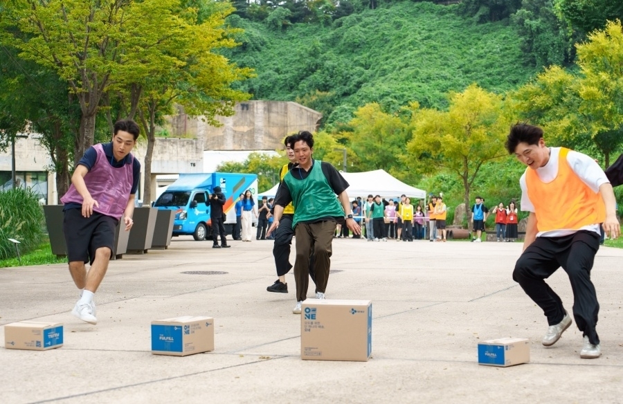 CJ대한통운 채용설명회 참가자들이 지난 8월 28일 서울 마포구 문화비축기지에서 택배 상자를 활용한 이어달리기 경기에 참여하고 있다. CJ대한통운 제공