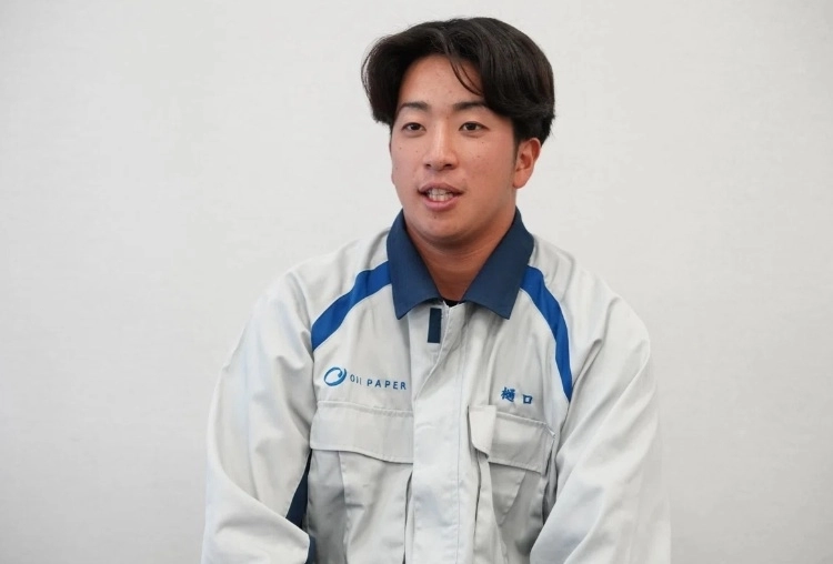 야구 유니폼이 아닌 가슴에 회사명이 들어간 작업복 차림의  히구치 신. 오지그룹 공식 온라인 채널 캡처
