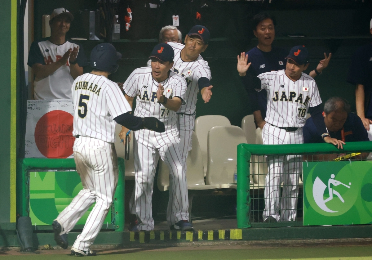 25일 일본 아이치현 도요하시 시민구장에서 열린 2026 아이치·나고야 아시안게임 남자 야구 슈퍼라운드 1차전 한국과 일본의 경기, 6회말 2사 1,2루에서 일본 야노의 안타에 홈인한 쿠마다가 덕아웃으로 들어가며 환영받고 있다. 도요하시 뉴시스