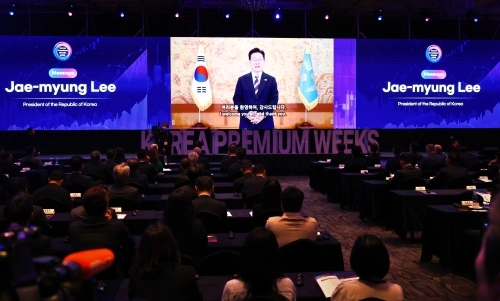 이재명 대통령이 28일 서울 중구 더그랜드롯데 서울에서 열린 ‘코리아 프리미엄 위크 2026’ 개막식에서 영상으로 축사를 하고 있다. 연합뉴스