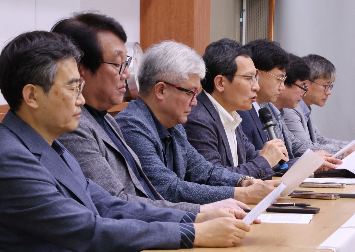 28일 서울 성북구 고려대에서 학계 관계자들이 교육부 소관 연구기관 통합 반대를 위한 학계 공동성명을 낭독하고 있다.  연합뉴스