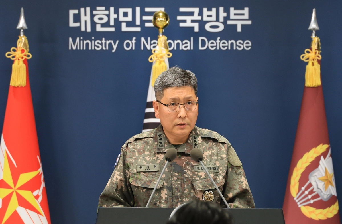 권대원 합동참모본부 차장이 28일 서울 용산구 국방부에서 ‘비무장지대 지뢰 추정 폭발 사고’ 관련 브리핑을 하고 있다. 2026.9.28. 연합뉴스
