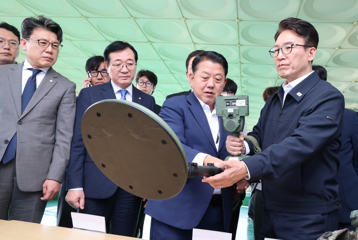 국회 국방위원회 소속 의원들이 28일 경기 연천군 육군 25사단 비룡전망대를 찾아 지뢰 덧신과 지뢰 탐지 장비 등을 살펴보고 있다. 앞줄 왼쪽부터 더불어민주당 소속 진성준 국방위원장, 민홍철·김병주 의원, 김민석 대표. 뒷줄 맨 왼쪽은 천하람 개혁신당 의원.  국회사진기자단