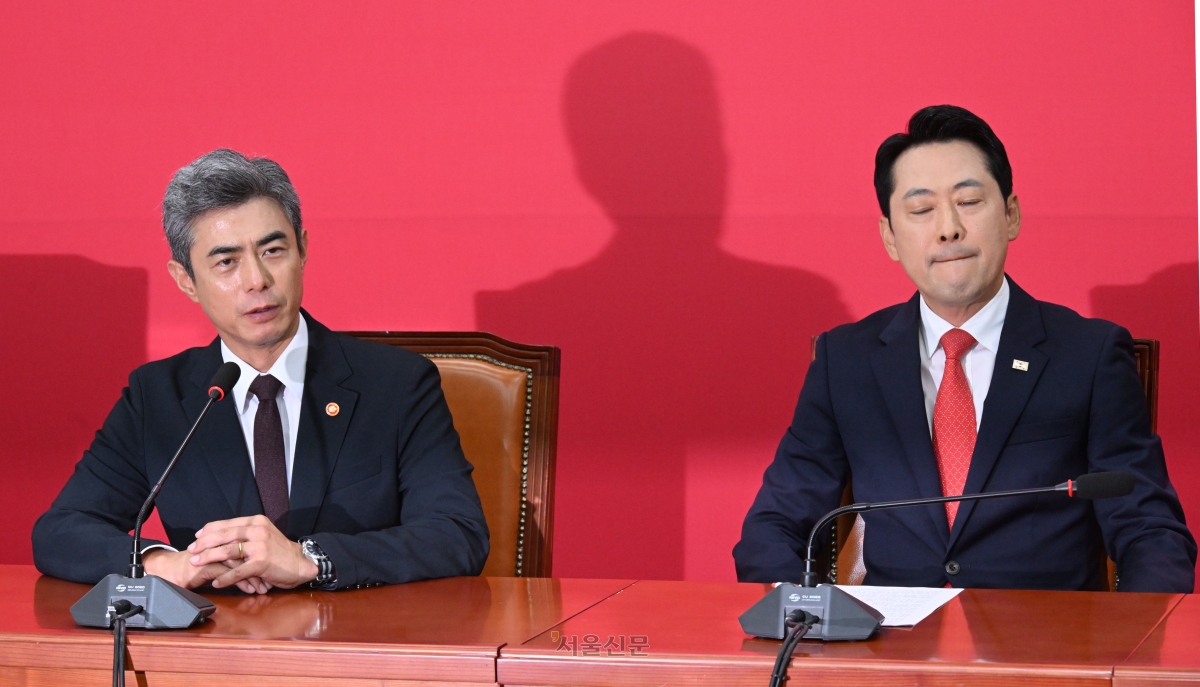 장동혁 국민의힘 대표가 28일 국회에서 강신철 신임 국방부 장관을 접견하고 있다. 안주영 전문기자