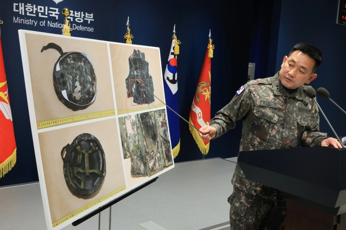 양진혁 합동참모본부 작전부장이 28일 서울 용산구 국방부에서 열린 ‘비무장지대 지뢰 추정 폭발 사고’ 관련 브리핑에서 관련 자료를 설명하고 있다. 연합뉴스
