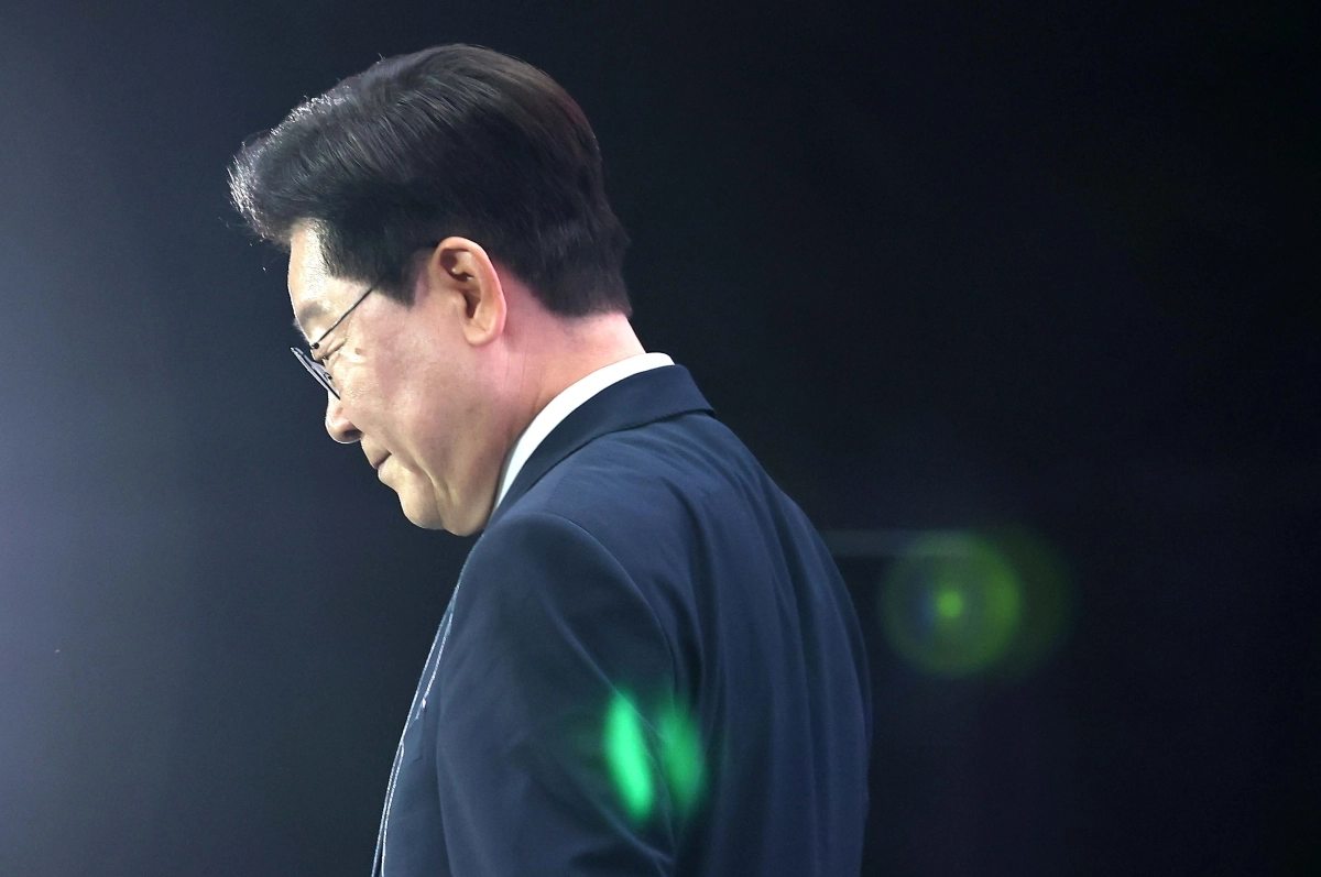 이재명 대통령이 28일 인천 송도에서 열린 제20회 세계한인의 날 기념식에서 기념사를 마치고 자리로 이동하고 있다. 뉴시스